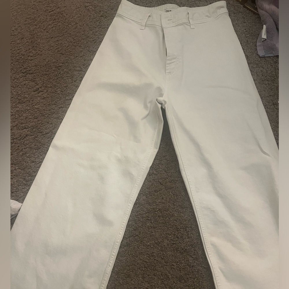 NWOT- zara wide leg jeans!! (FIT LIKE A 6 OR 8)